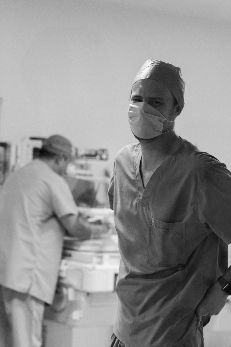 Surgeon working in operating theater using streamlined implant system